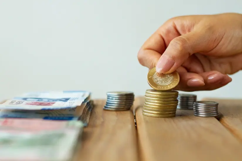 El peso mexicano inicia la semana con una ligera apreciación frente al dólar en el mercado spot, en una jornada que se anticipa volátil ante el inminente fin de la tregua arancelaria entre Estados Unidos y México. Foto: Freepik