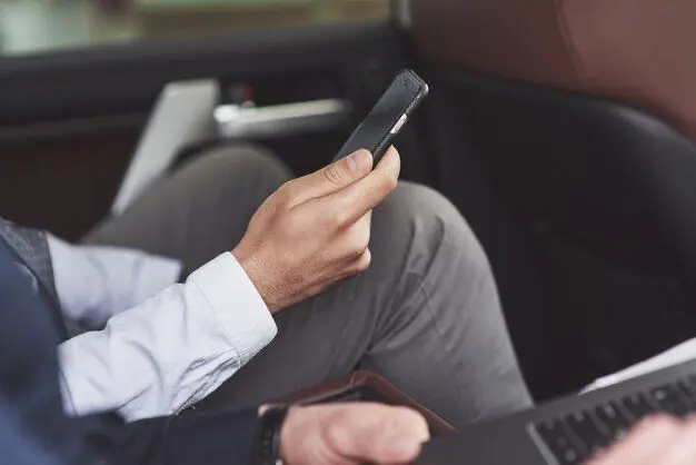 En caso de que un agente de tránsito te sorprenda realizando esta acción, tendrías que pagar $868.56 pesos. Foto: Freepik