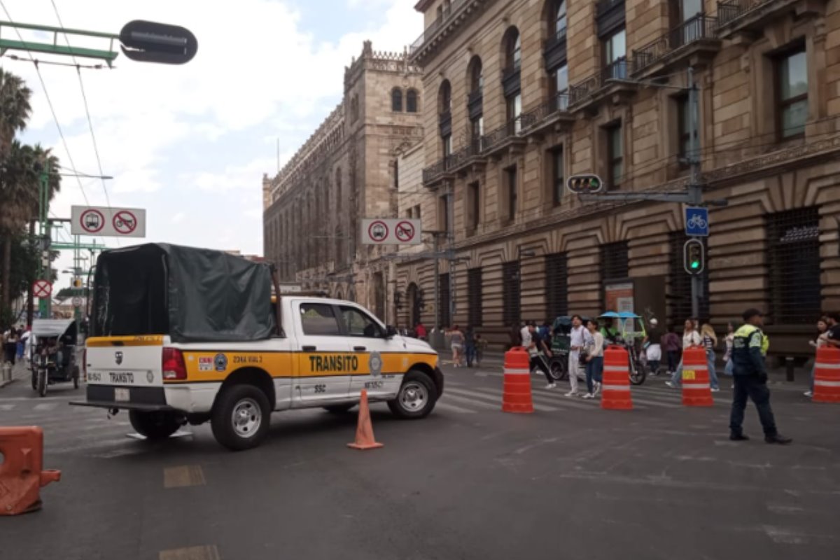 Corte a la circulación de Eje Central Lázaro Cárdenas y 5 de Mayo en CDMX.     Foto: X (@OVIALCDMX)