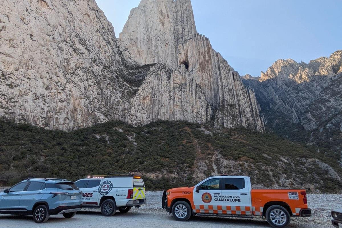 Los rescatistas brindaron atención médica inmediata a la afectada. Foto: Protección Civil de Nuevo León