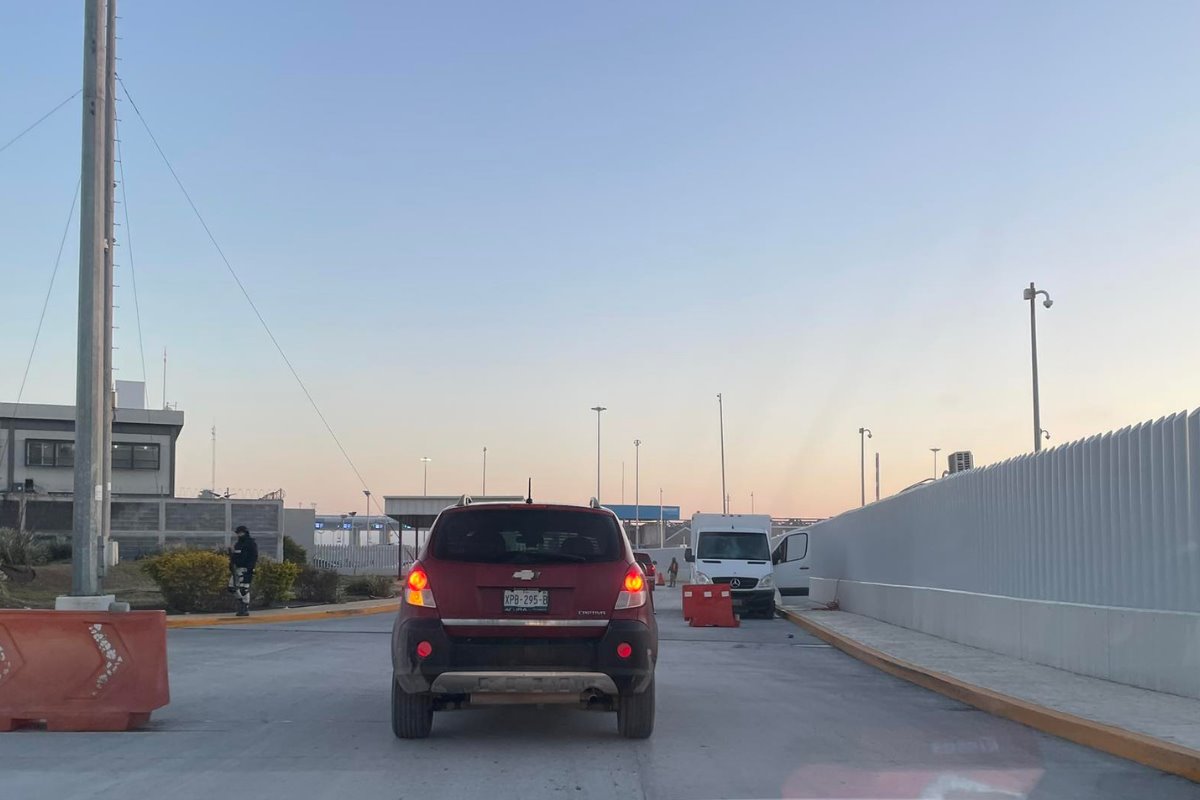 Si planeas cruzar la frontera hacia Estados Unidos desde Tamaulipas, te informamos sobre los tiempos de espera y disponibilidad de casetas en los principales puentes internacionales de la región. Foto: Redes sociales