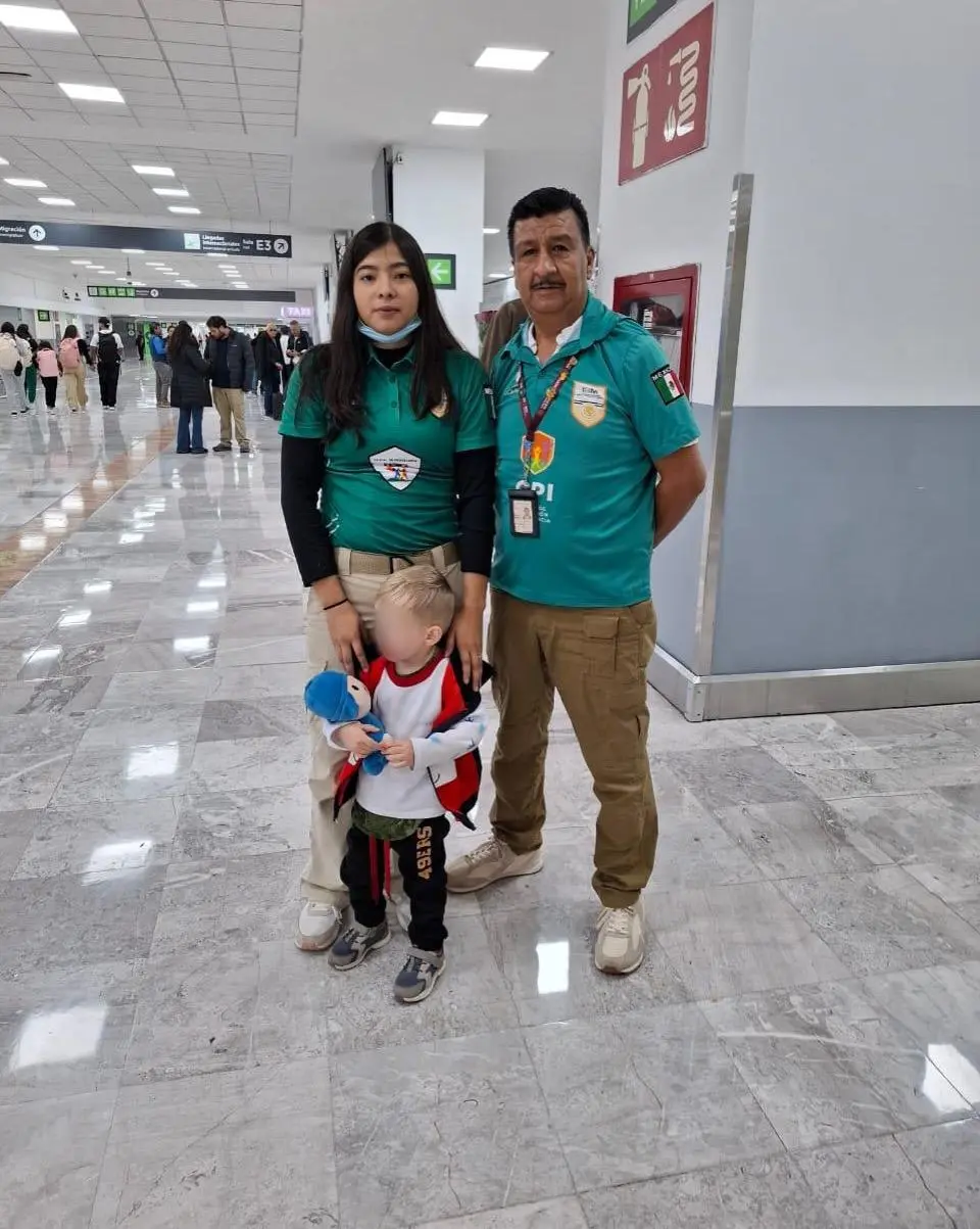 Regreso del pequeño Ruso a su país acompañado por funcionarios del servicio migratorio mexicano / Foto: INM