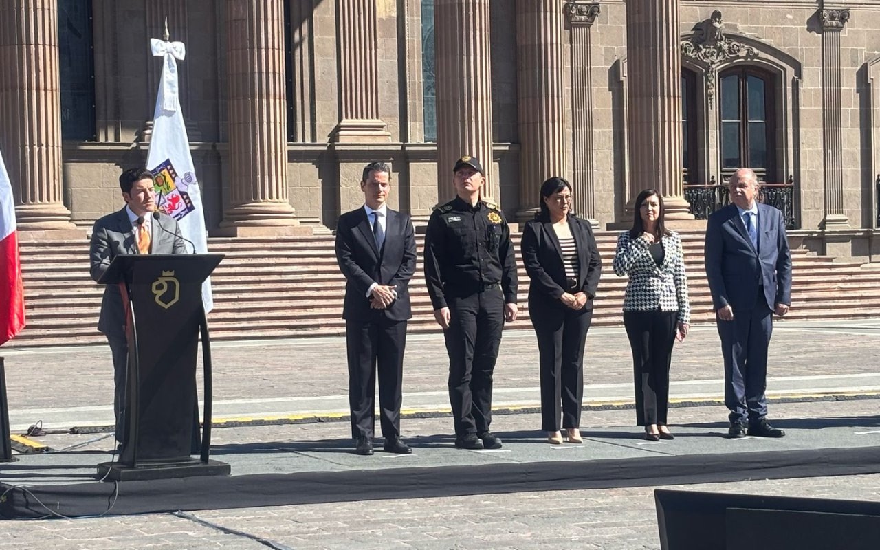 Samuel García encabezó la ceremonia cívica por el Día de la Bandera/Foto: Vianney Carrera