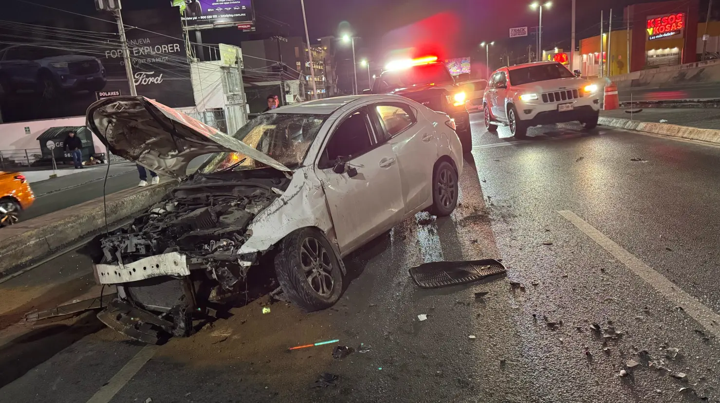 Auto que terminó dañado tras la volcadura en avenida Paseo de los Leones. Foto: Raymundo Elizalde