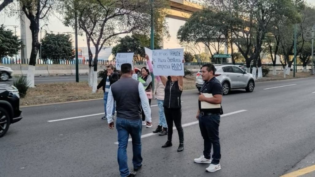 Manifestantes bloquean Periférico Norte en Tlalnepantla