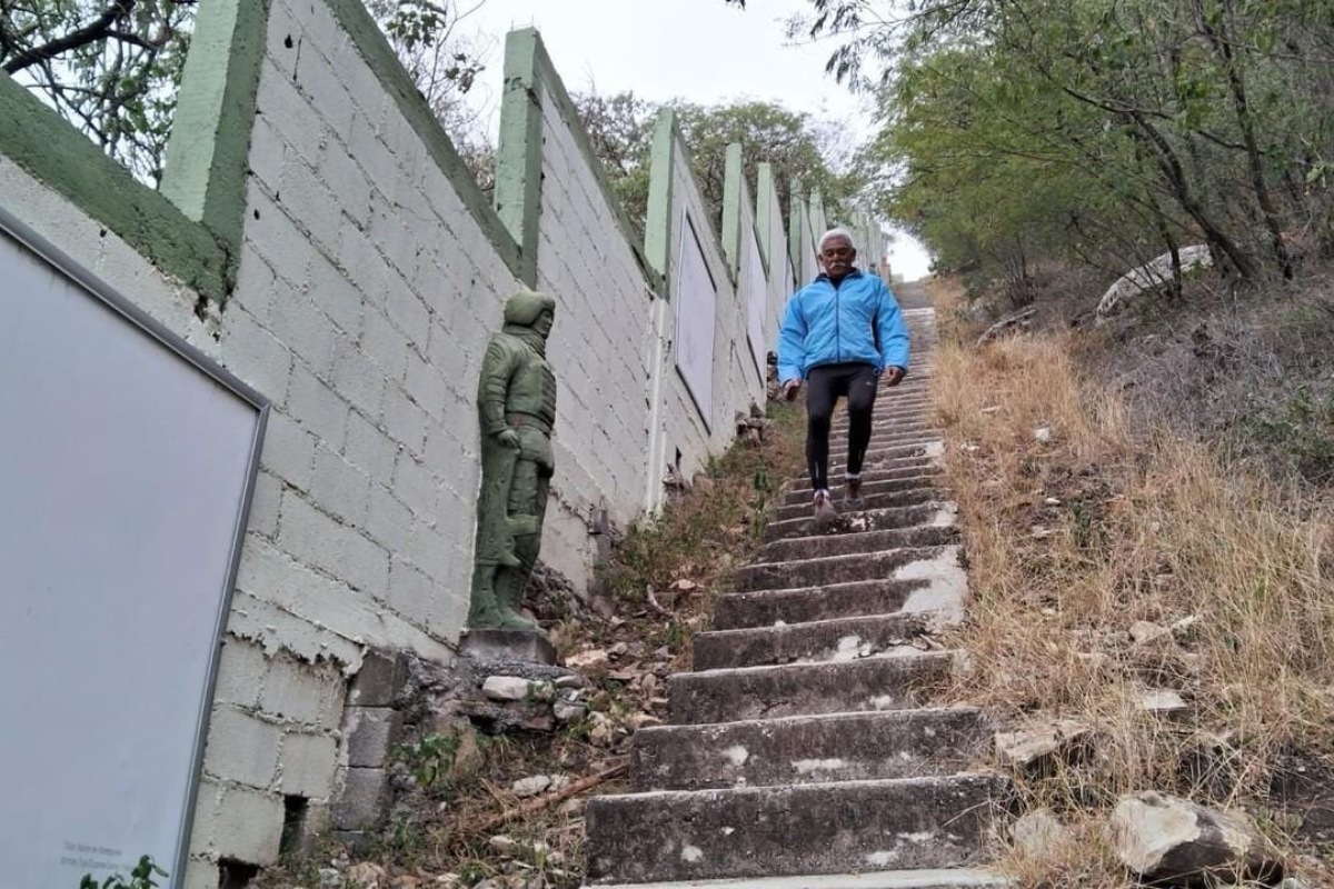 La primera parte del ascenso a La Bandera consta de más de 300 escalones. Foto: Daniel Espinoza