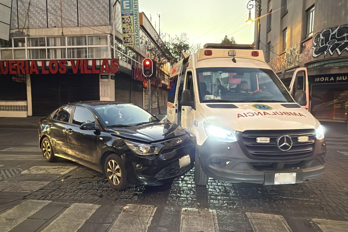 Ambulancia del ERUM embestida por un auto compacto en el Centro de la CDMX.     Foto: Ramón Ramírez