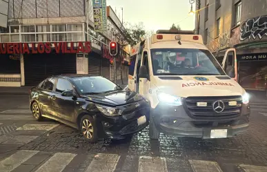 Ambulancia del ERUM es embestida por auto que se pasa el alto