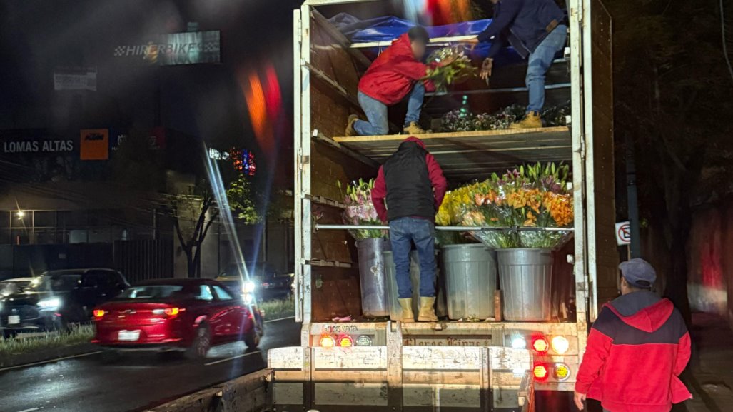 Camioneta cargada de flores volcó por falla mecánica en Constituyentes