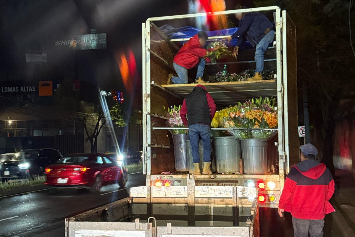 Camión en donde tuvieron que ser transportadas las flores, luego de que la camioneta volcara.      Foto: Ramón Ramírez