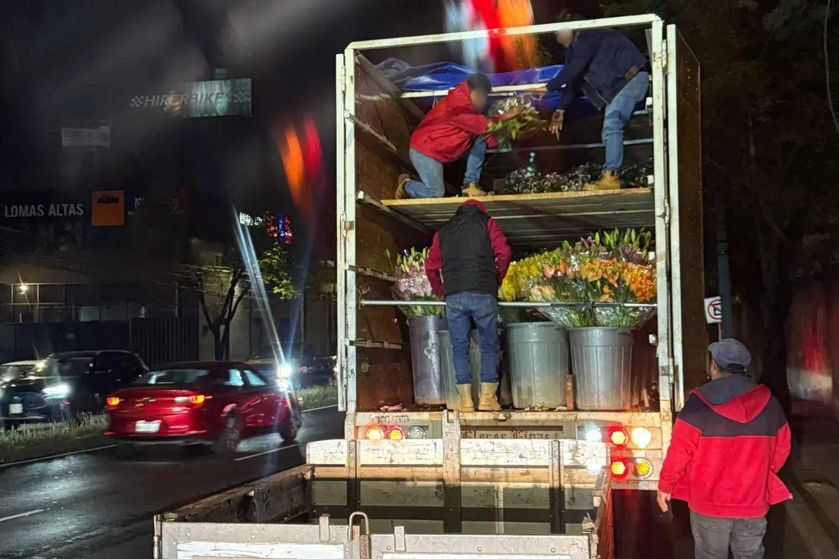 Camión en donde tuvieron que ser transportadas las flores, luego de que la camioneta volcara. Foto: Ramón Ramírez