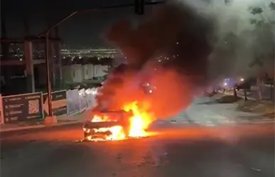 VIDEO | Falla mecánica genera incendio de carro en Cumbres, Monterrey