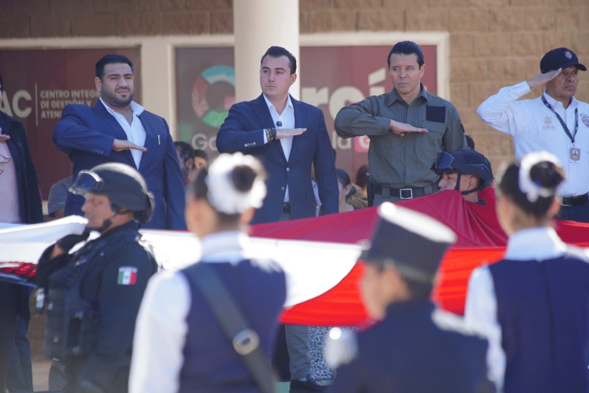 La comunidad educativa tuvo una participación activa en la ceremonia, con la presencia de estudiantes y docentes que se unieron a los honores a la Bandera y al izamiento del Lábaro Patrio. Foto: Gobierno de García.