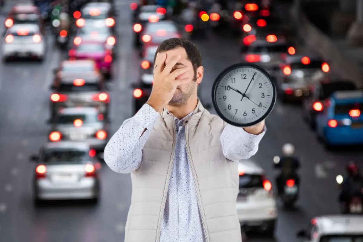 Tráfico en hora pico y hombre sosteniendo un reloj al frente. Foto: Freepik | Canva