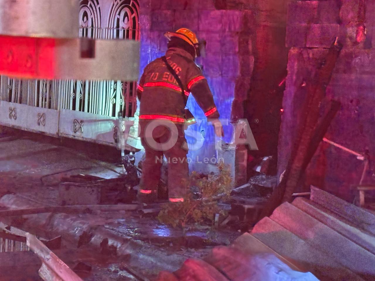 Elemento de Bomberos de Monterrey atendiendo el siniestro ocurrido en la colonia San Bernabé. Foto: POSTA MX.