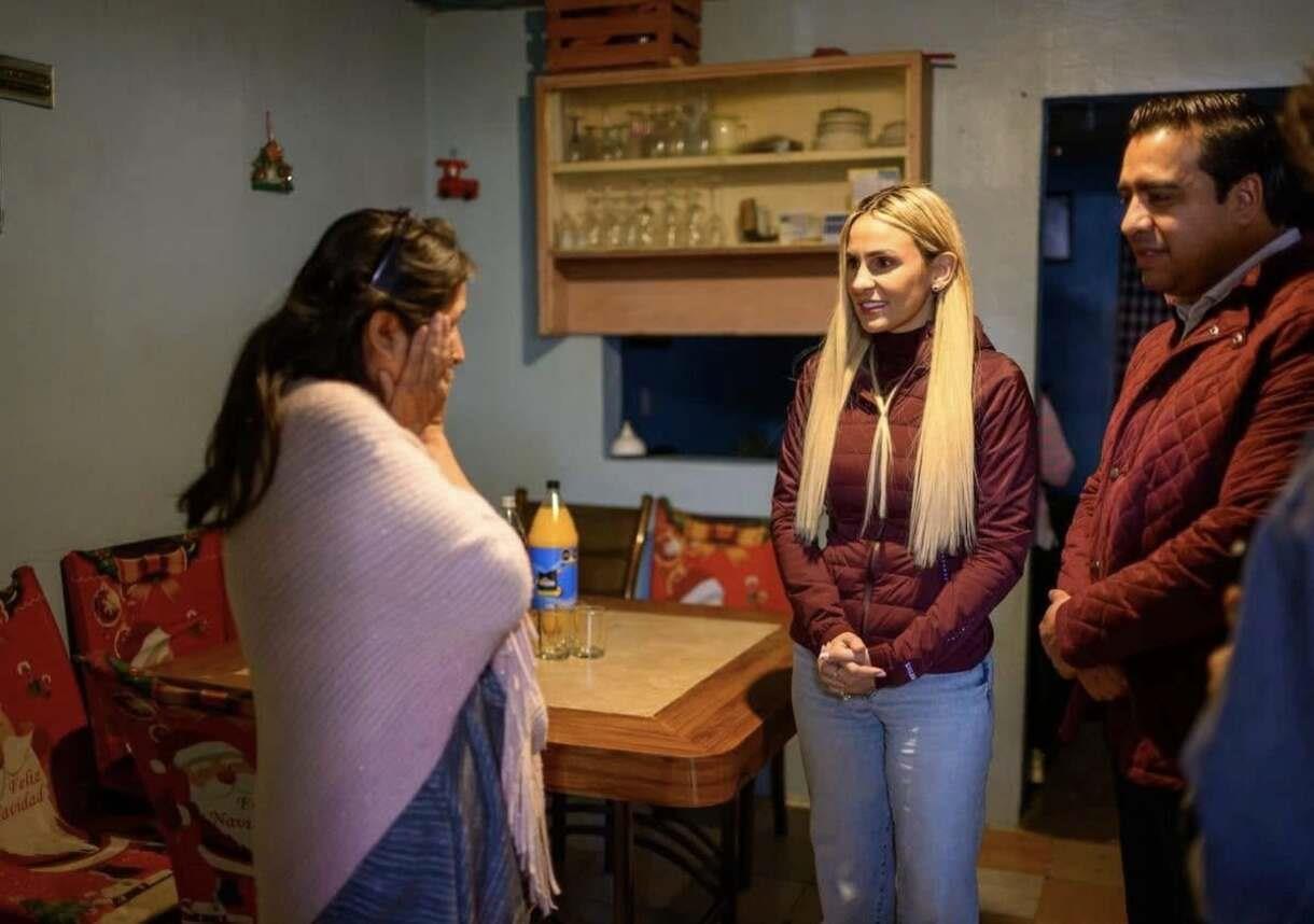 Jesús Nava al anunciar la madre de familia la entrega de la beca Benito Juárez. Foto: Facebook Jesús Nava.