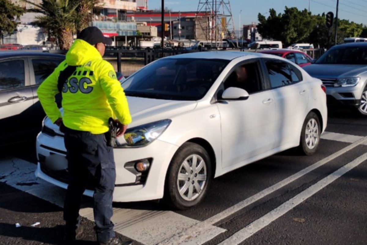 Policía de tránsito de la SSC frente a un vehículo en Av. Insurgentes Norte a la altura de Clave.     Foto: X (@OVIALCDMX)