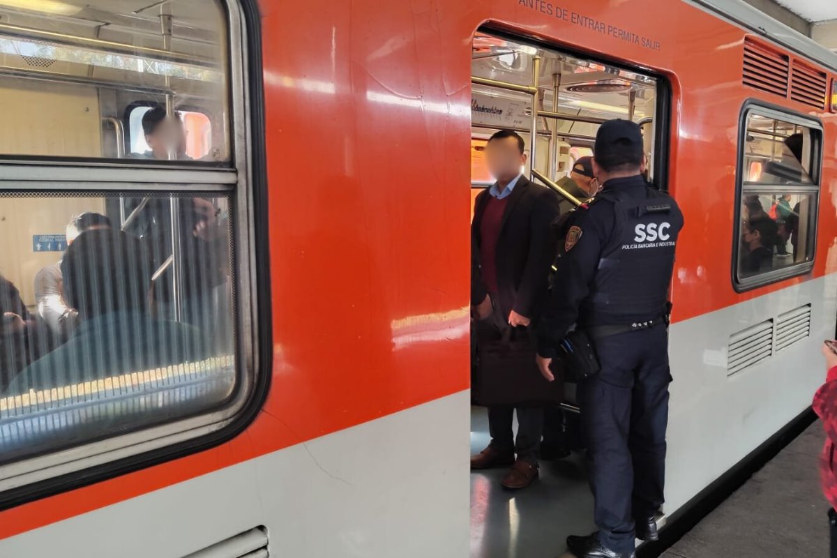 Policía de la SSC en la entrada del vagón del Metro de CDMX.     Foto: X (@MetroCDMX)