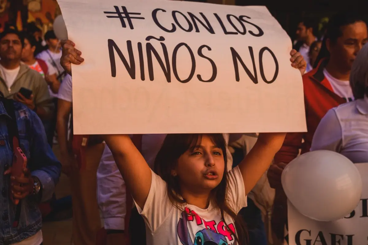 Niña protestando contra la violencia en el estado de Sinaloa Foto: X(Twitter) @alfrekjv