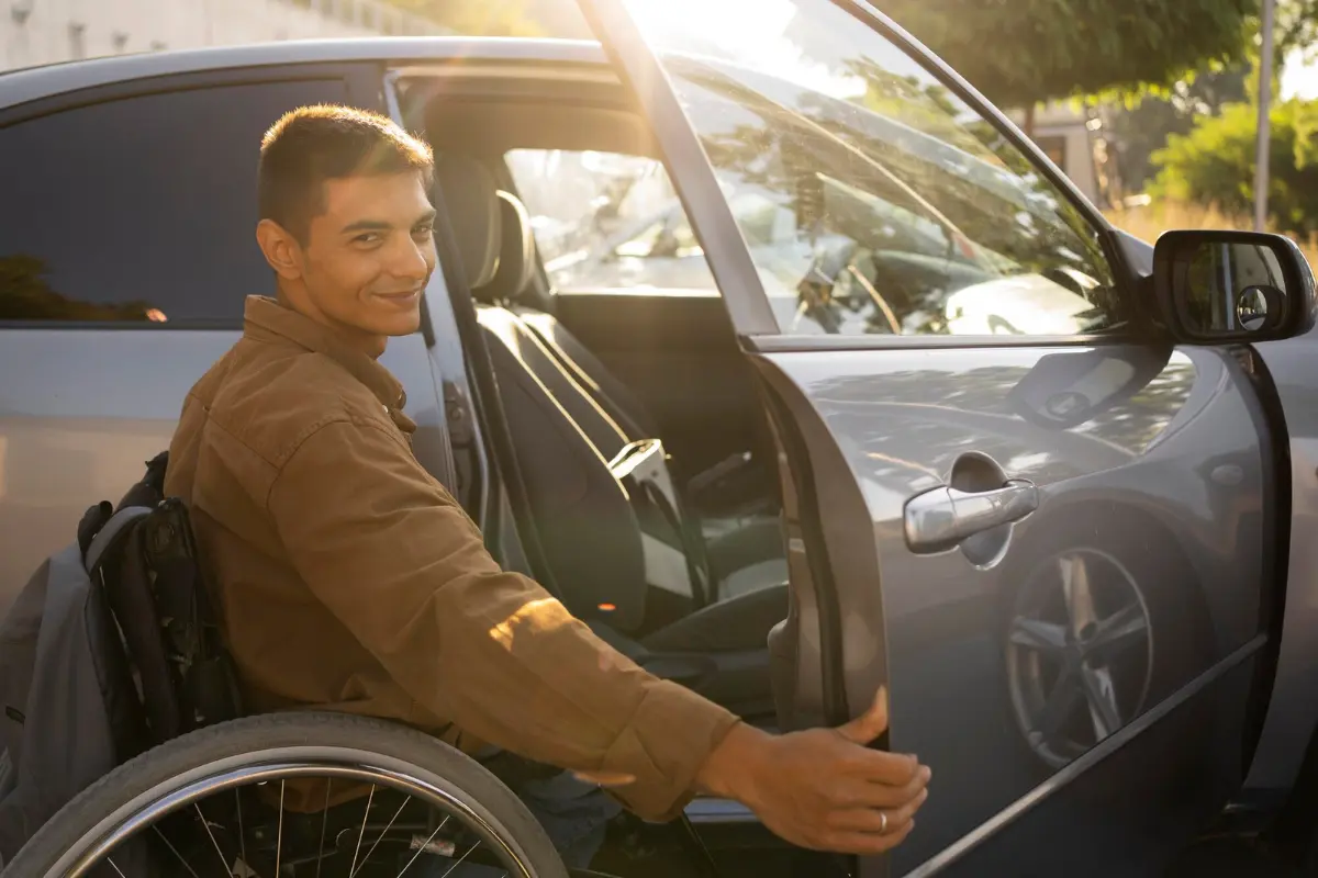 Si eres una persona discapacitada que maneja un automóvil también debes solicitar tus placas vehiculares en Tamaulipas. Foto: Freepik