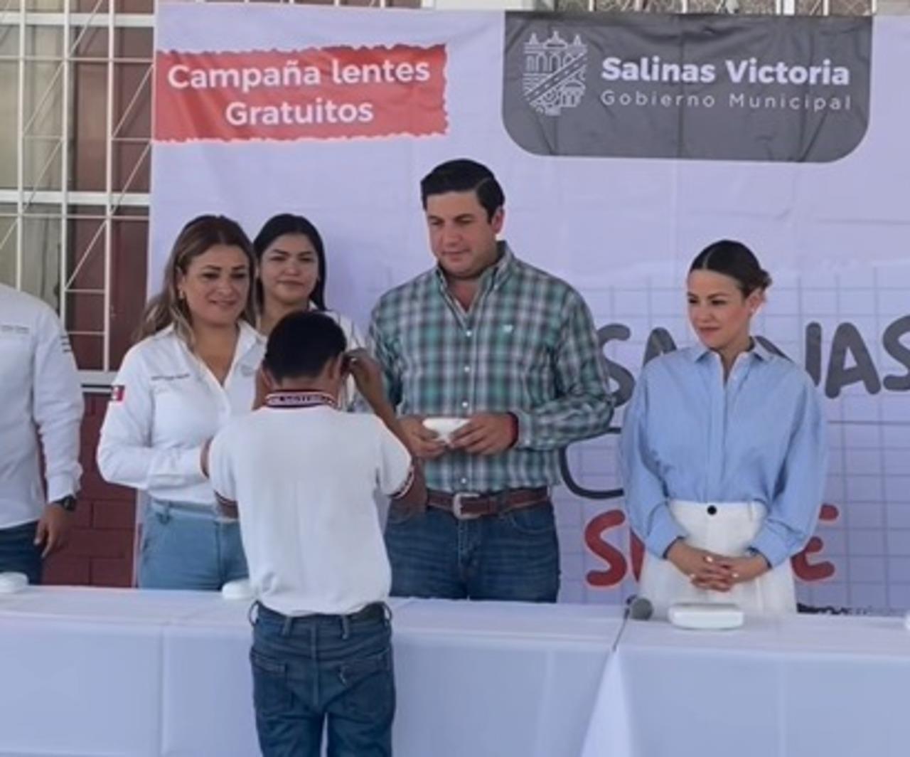 Raúl Cantú de la Garza entregando lentes a los niños de primaria. Foto: Facebook DIF Salinas Victoria.