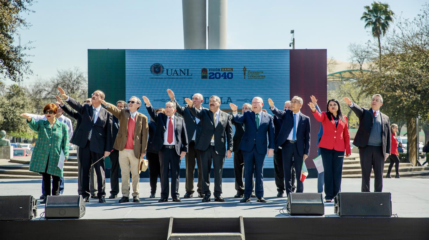 Durante su discurso, el Rector Santos Guzmán López resaltó la importancia de preservar la memoria histórica y el significado de los símbolos nacionales. Foto: UANL.