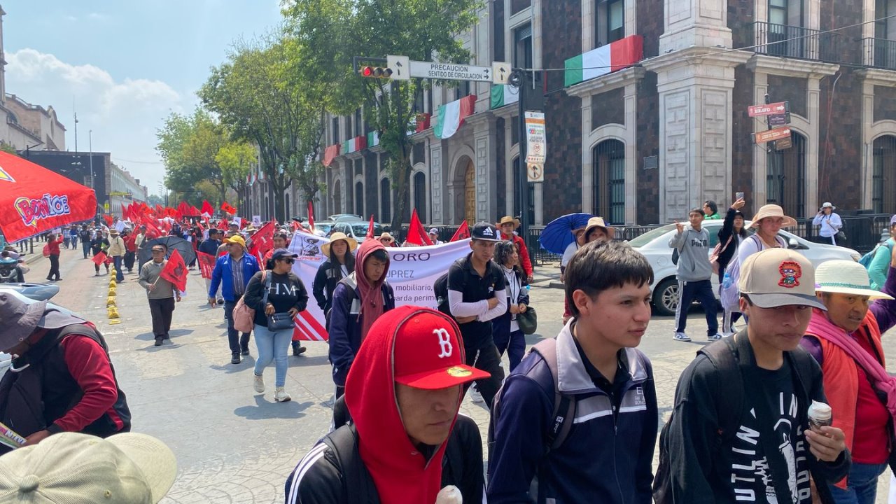 La marcha provocó afectaciones al tránsito vehicular en el primer cuadro de la ciudad de Toluca. Foto: Posta.