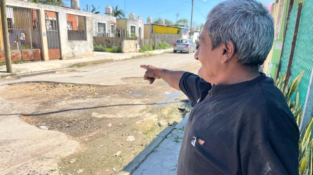 Mega bache en Kanasín causa daños en vehículos, vecinos exigen solución