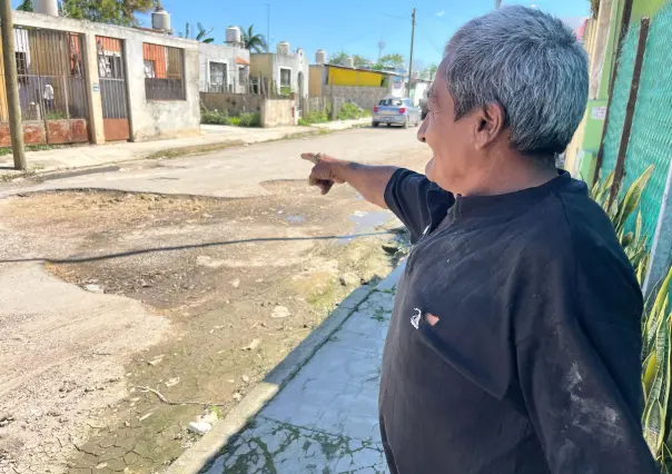 Mega bache en Kanasín causa daños en vehículos, vecinos exigen solución