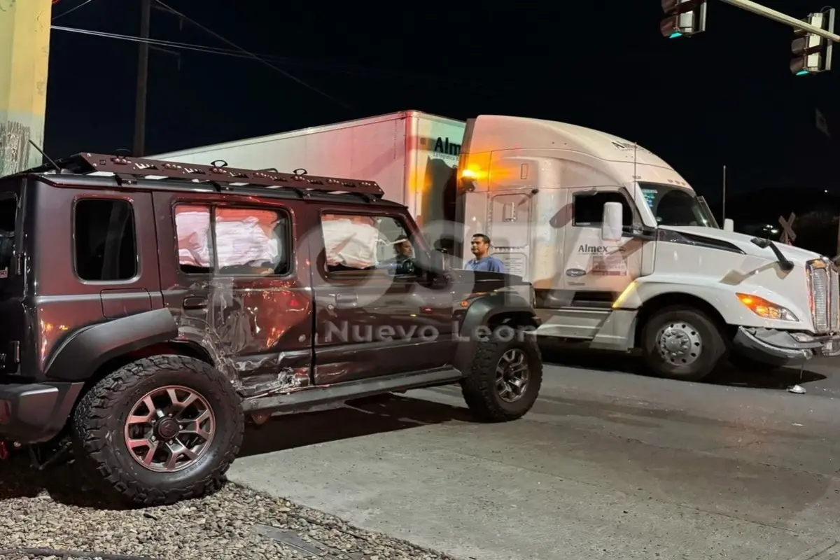 Camioneta afectada tras el choque con el tráiler en la avenida Gonzalitos en Monterrey. Foto: POSTA MX.