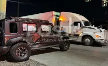 Tráiler embiste a camioneta en avenida Gonzalitos de Monterrey