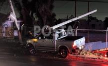 Apagón en Monterrey tras choque de camioneta contra postes