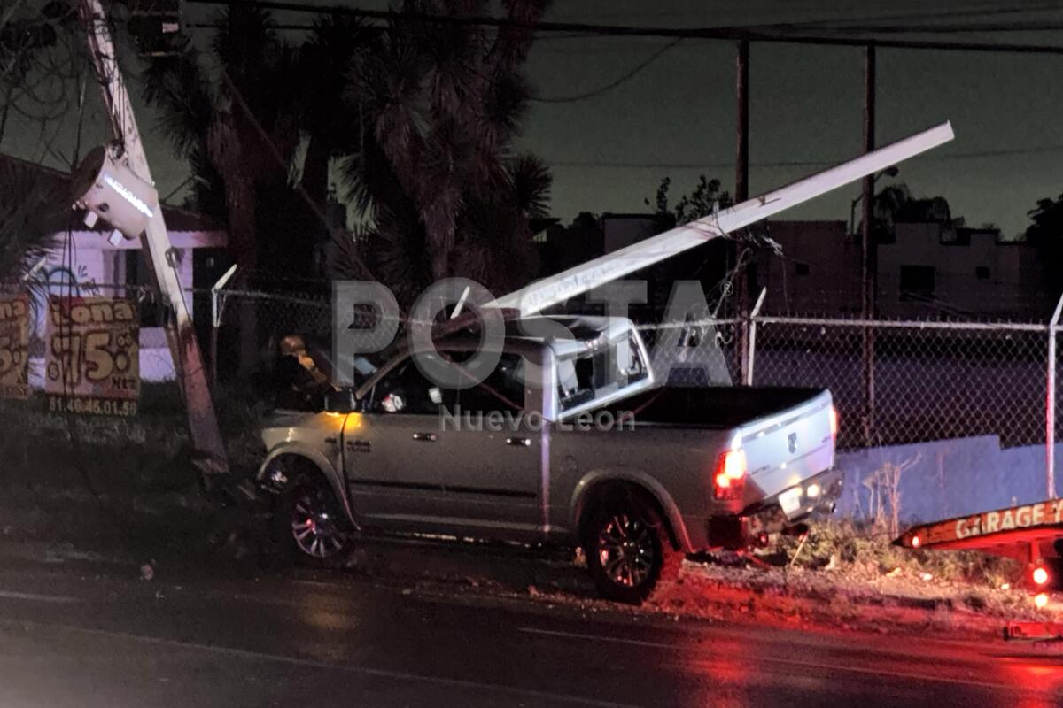 Apagón en Monterrey tras choque de camioneta contra postes