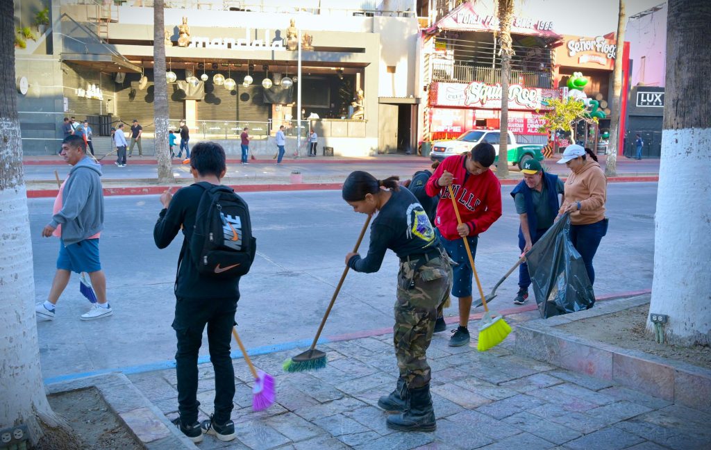  Las cuadrillas de limpieza complementan el trabajo de la barredora, ayudando a que las calles y playas de Cabo San Lucas se mantengan en buenas condiciones. Foto: Ayuntamiento de Los Cabo