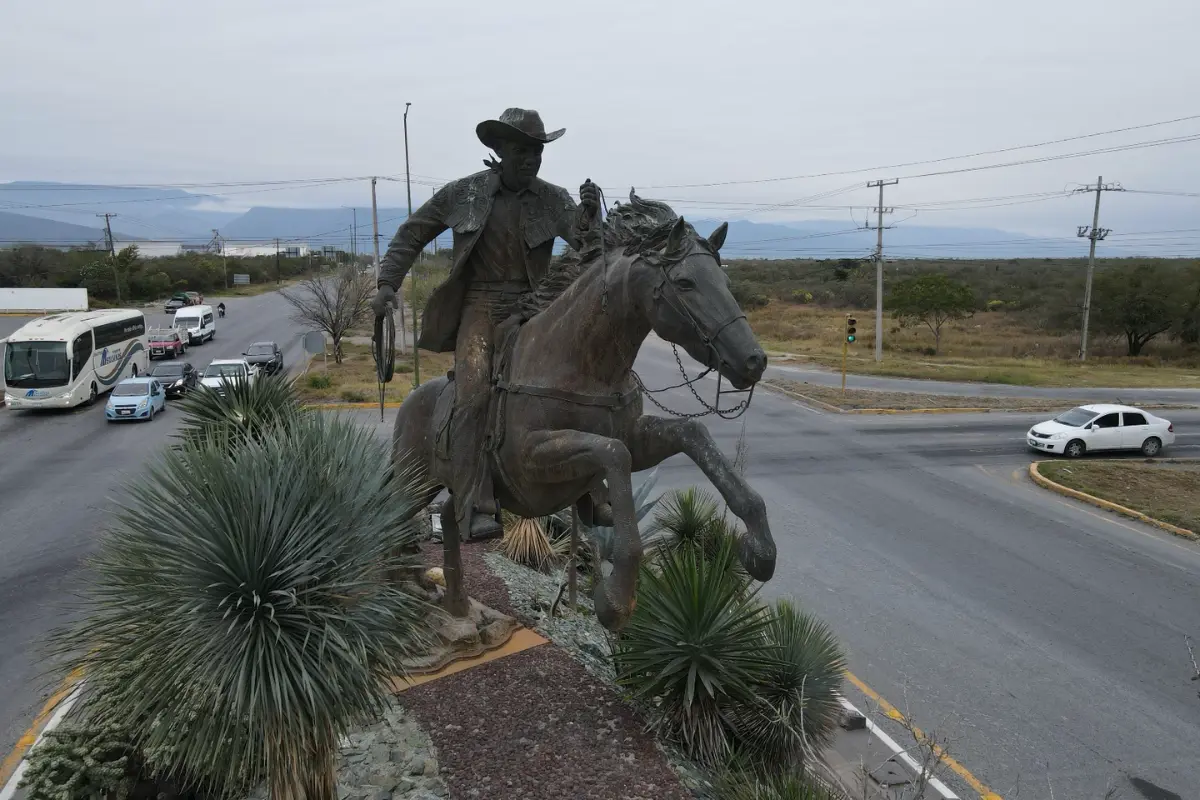 El cuerudo tamaulipeco representa a un hombre del campo, montado a caballo y ataviado en cuera, el traje típico de Tamaulipas. Foto: Daniel Espinoza