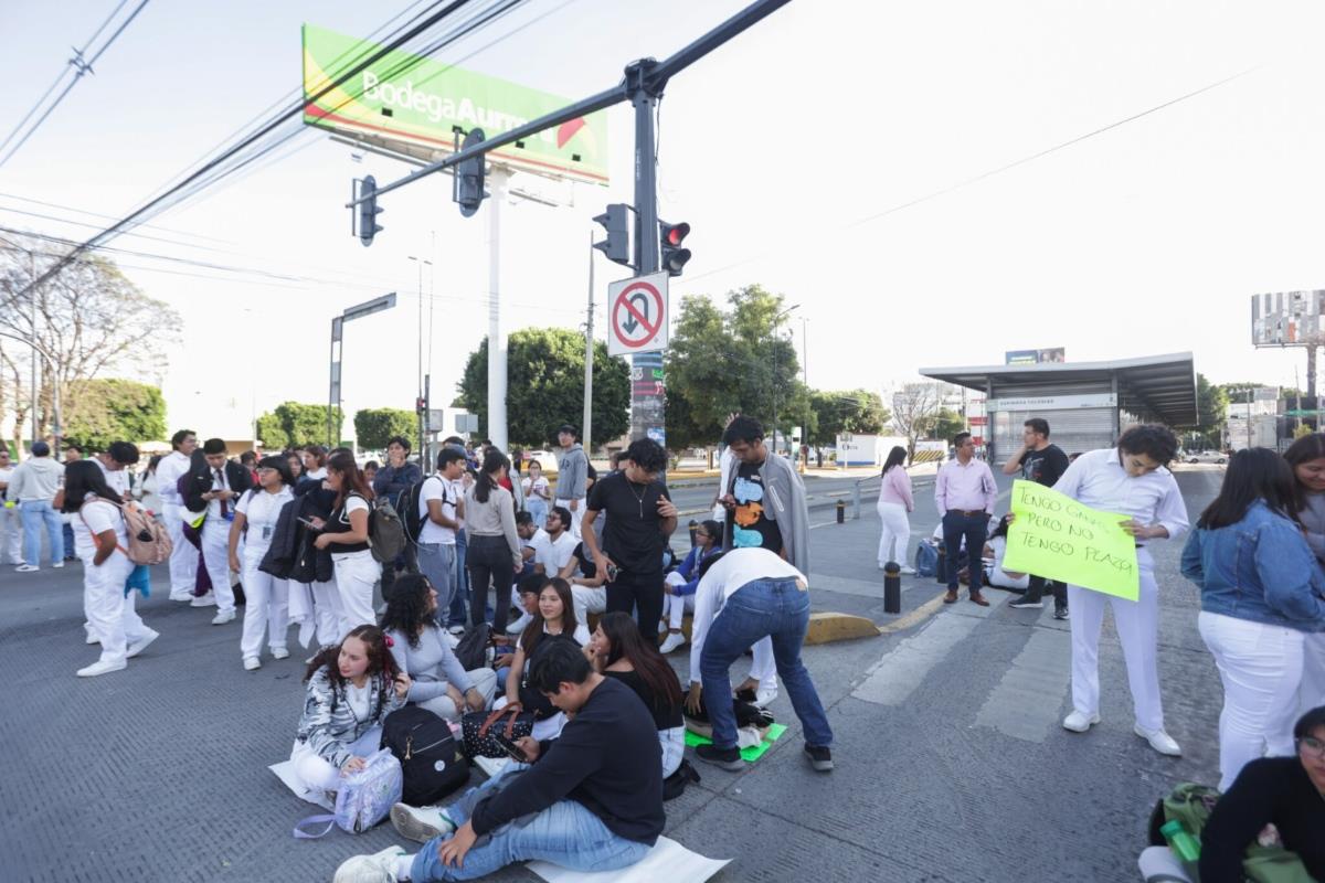 Estudiantes de medicina en Puebla durante manifestación Foto: Carlos Moreno