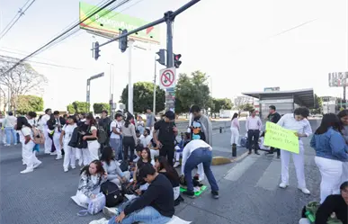 Estudiantes de medicina toman las calles de Puebla y tumban a su director