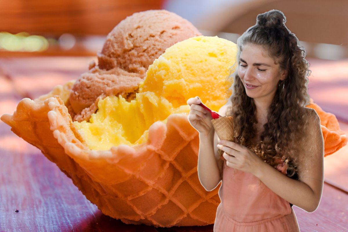 Mujer comiendo nieve dentro de un cono y al fondo nieve de sabores dentro de una canasta de galletas.     Foto: X (@webcamsdemexico) | Freepik | Canva