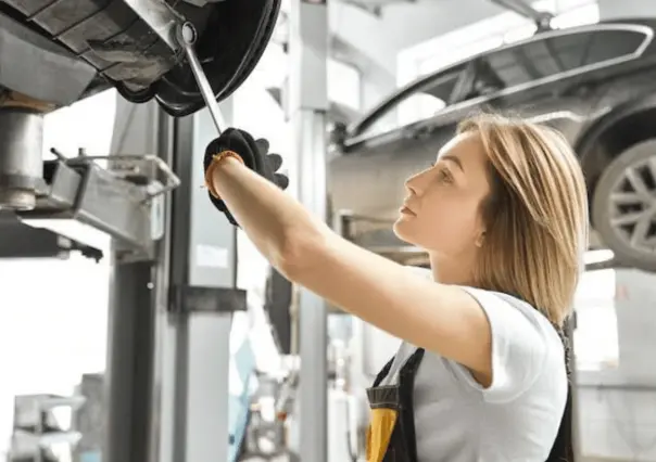 ¿Eres mujer y te gustaría aprender mecánica automotriz? Aquí te decimos cómo y dónde