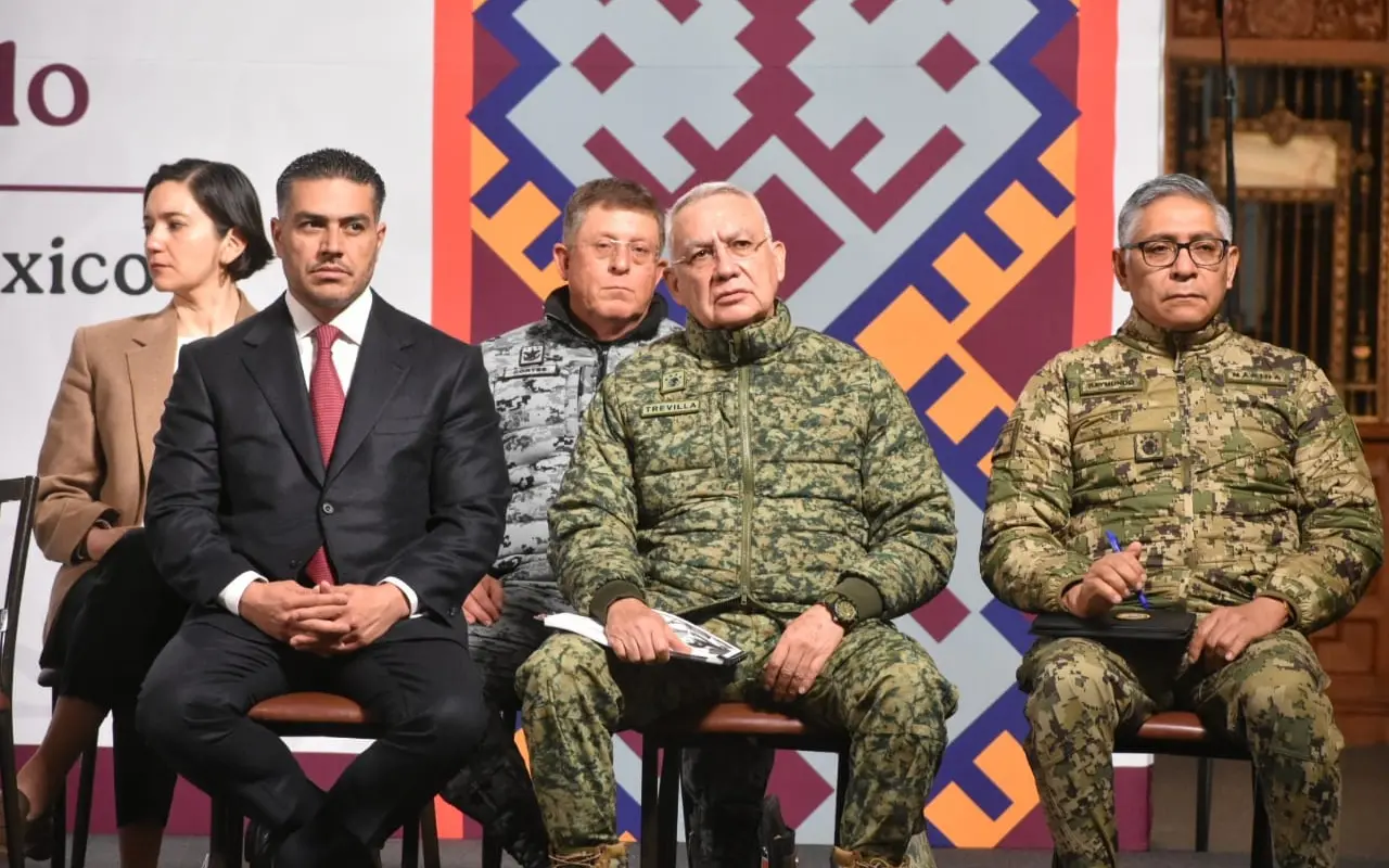 Omar García Harfuch, almirante Raymundo Pedro Morales Ángeles y general Ricardo Trevilla Trejo. Foto: Enrique Pérez Huerta