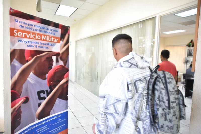 Joven acude a registrarse al Servicio Militar en Saltillo / Foto: Gobierno Municipal de Saltillo