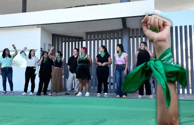 Activistas exigen legalizar el aborto en Yucatán; se manifiestan en el Congreso local