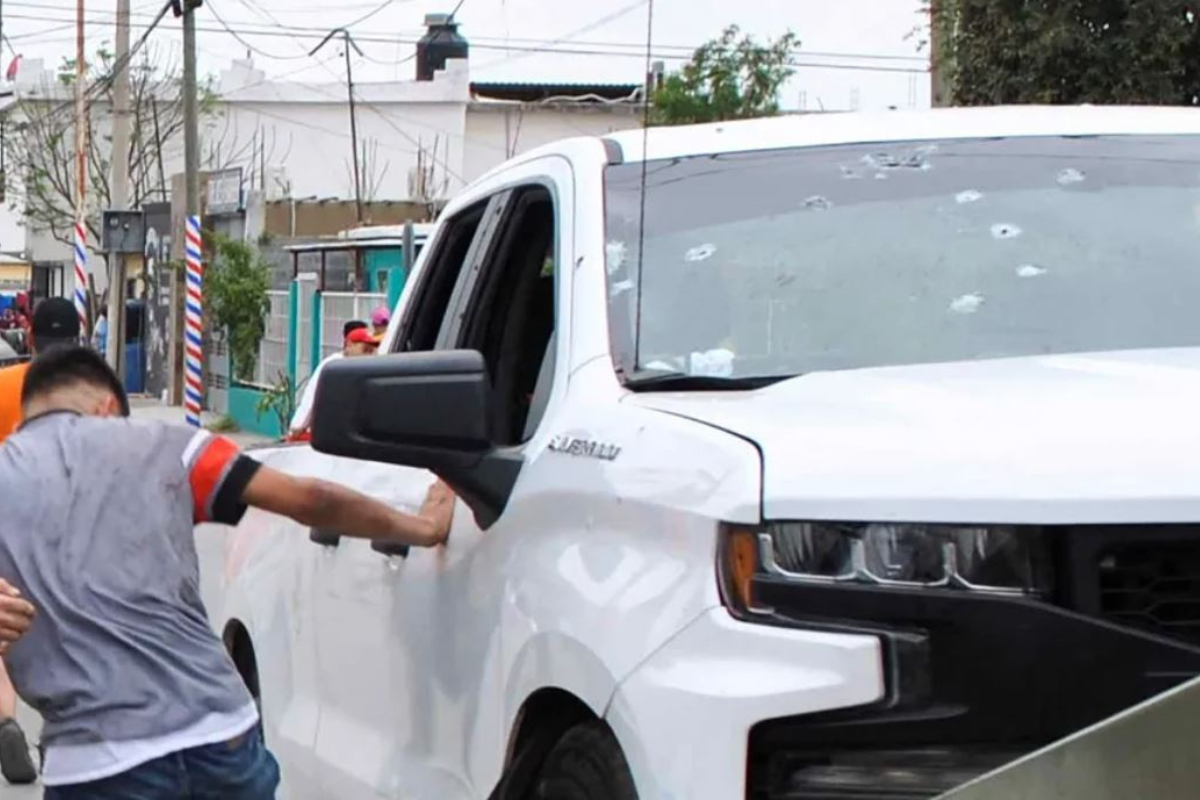 La camioneta en la que viajaban los jóvenes que fueron acribillados por los militares en Nuevo Laredo | Foto: redes sociales