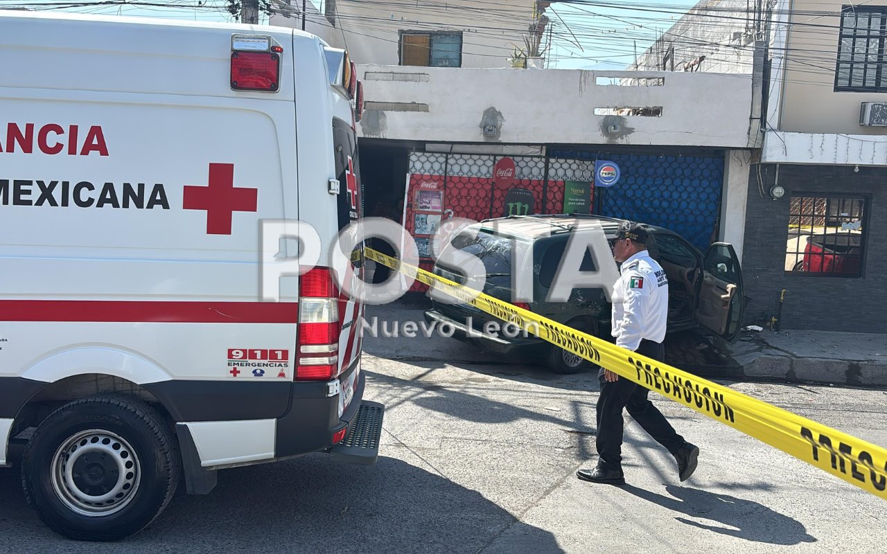 Una persona de la tercera edad que viajaba en su camioneta terminó sin vida luego de estrellarse con una tienda de abarrotes/Foto: Ray Elizalde