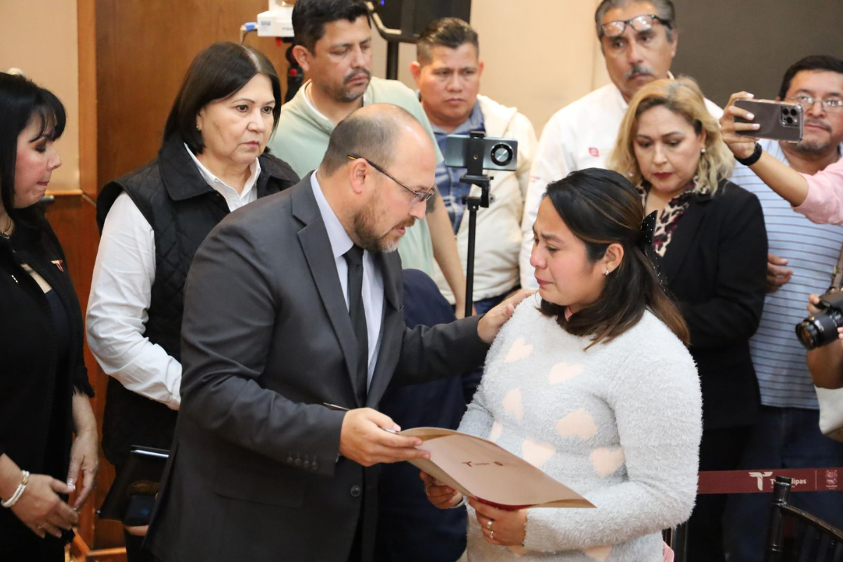 El secretario general de Gobierno, Héctor Joel Villegas González, junto a la madre de Pedro Israel Malpica, presente durante el posicionamiento realizado por las autoridades estatales. Foto: Victoria Jiménez