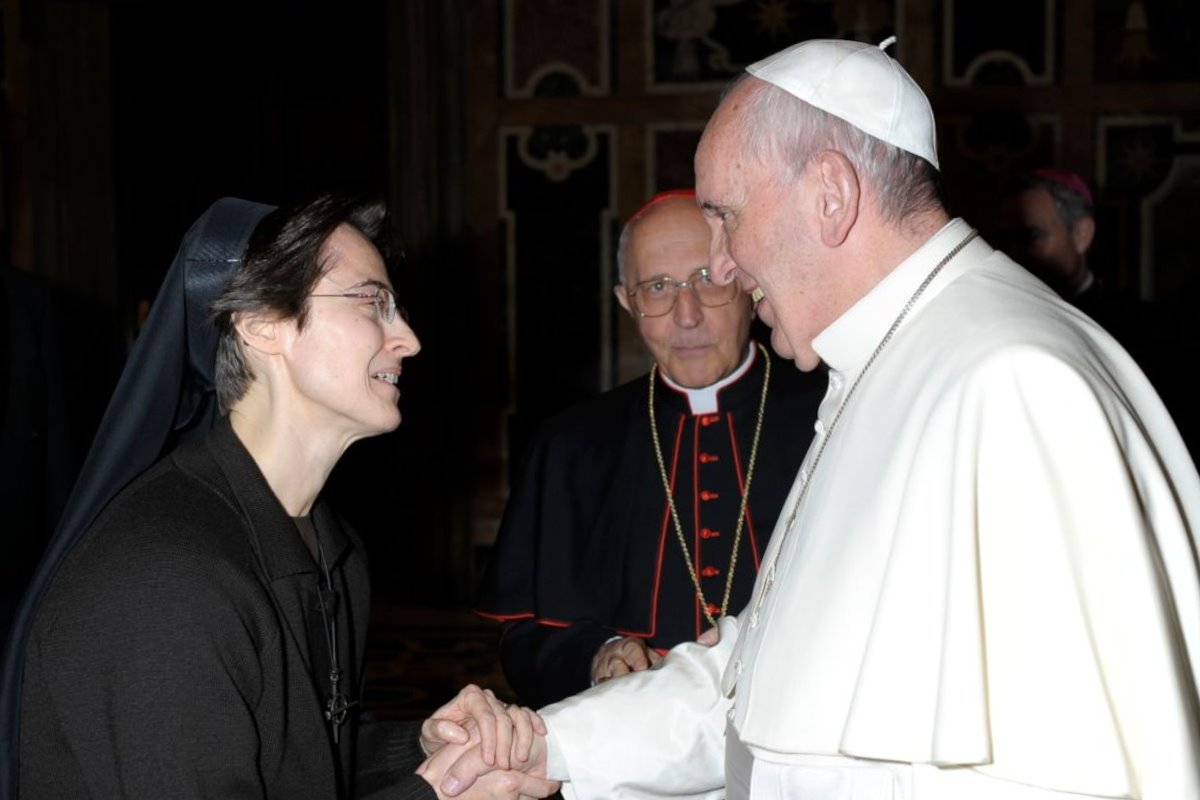 El Papa Francisco y Sor Raffaella Petrini. Créditos: X (@Affaritaliani).