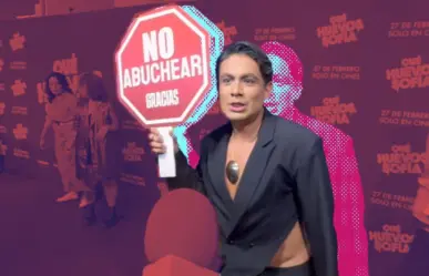Ricardo Peralta asiste al estreno de una película con un cartel de No abuchear