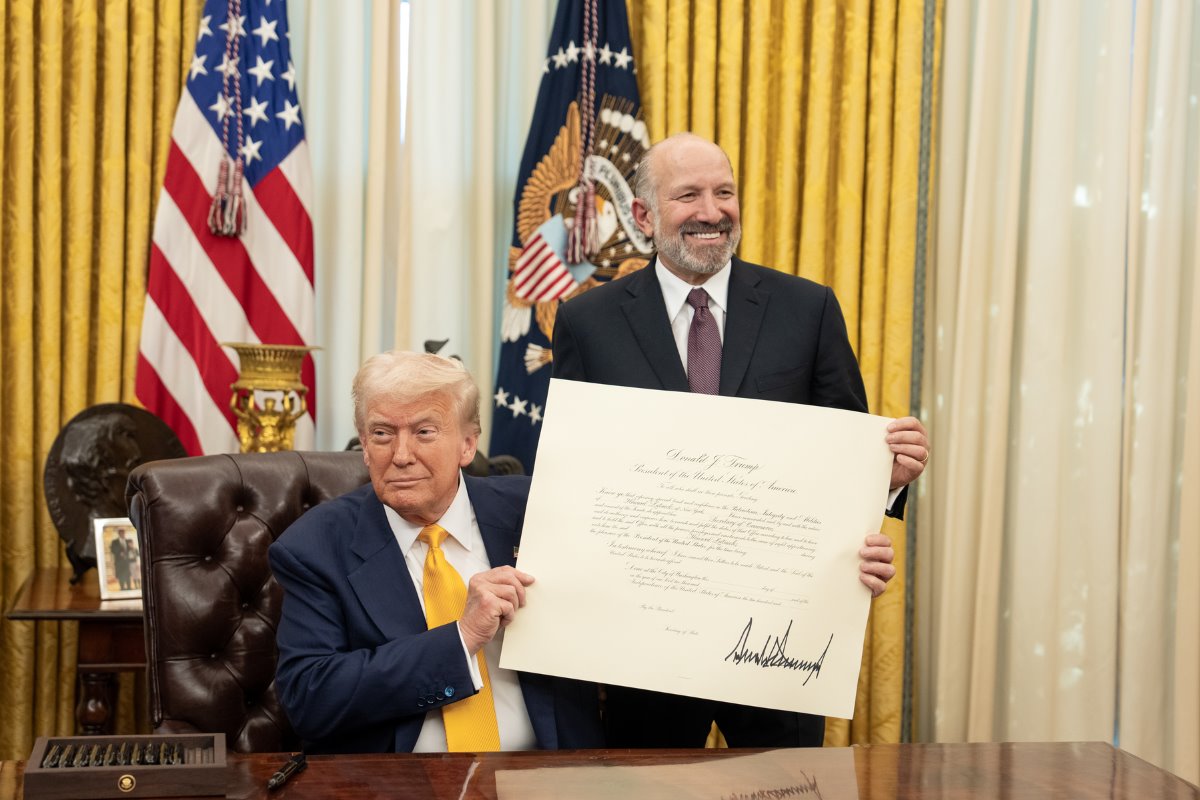 Secretario de Comercio, Howard Lutnick y el presidente Donald Trump. Créditos: X (@WhiteHouse).