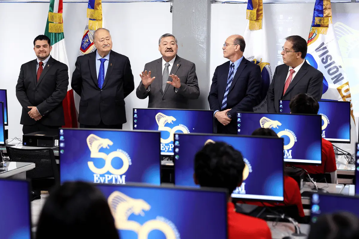 Durante la inauguración, el Rector destacó que cada recurso invertido en tecnología y educación se multiplica en beneficio de los estudiantes y profesores de la UANL. Foto: UANL.