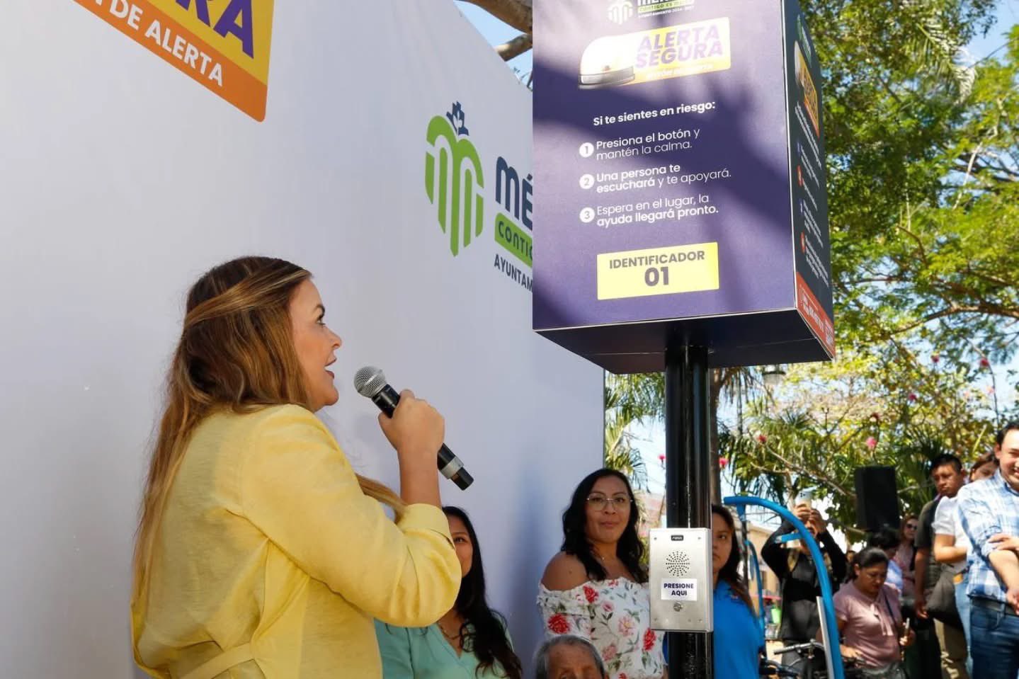 Alcaldesa de Mérida en la inauguración de Alerta Segura. Foto: Ayuntamerida